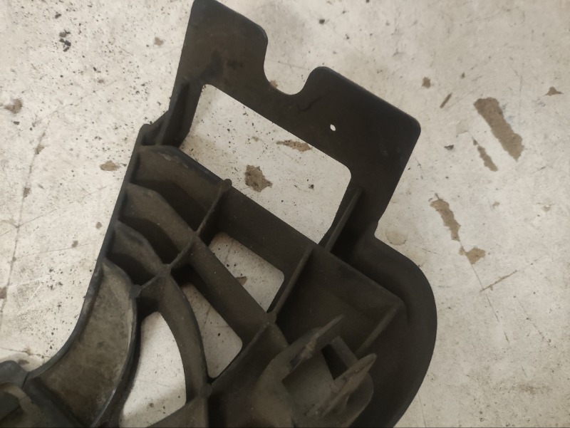 Кронштейн заднего бампера правый