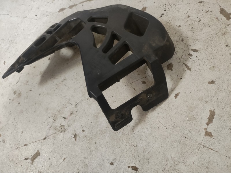 Кронштейн заднего бампера правый