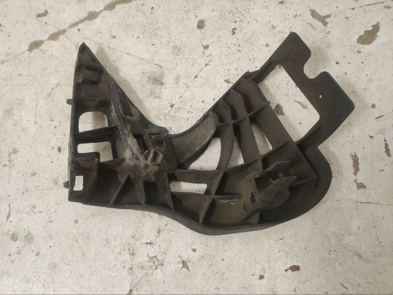 Кронштейн заднего бампера правый