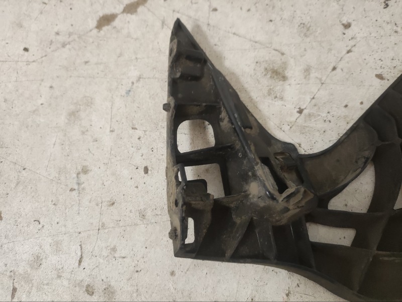 Кронштейн заднего бампера правый