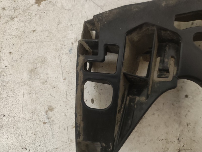 Кронштейн заднего бампера правый