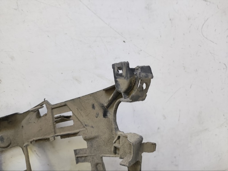 Кронштейн переднего бампера правый