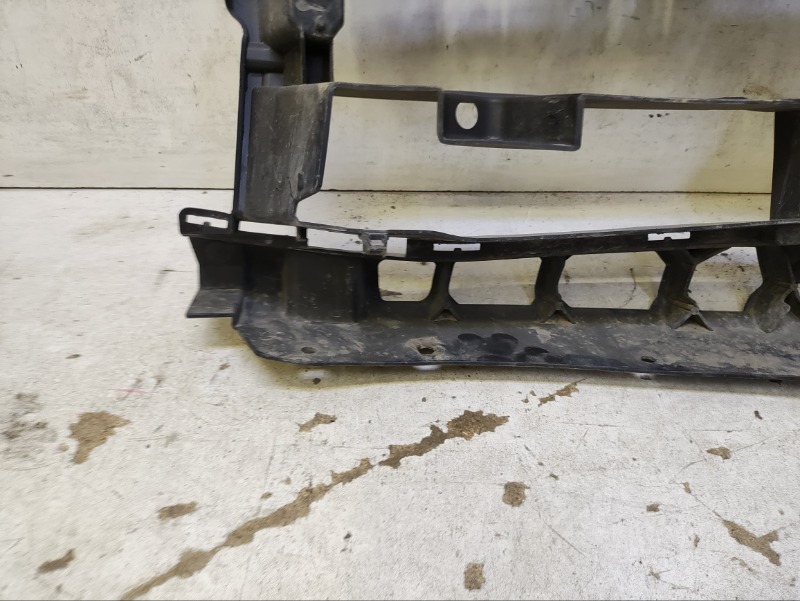 Кронштейн переднего бампера правый