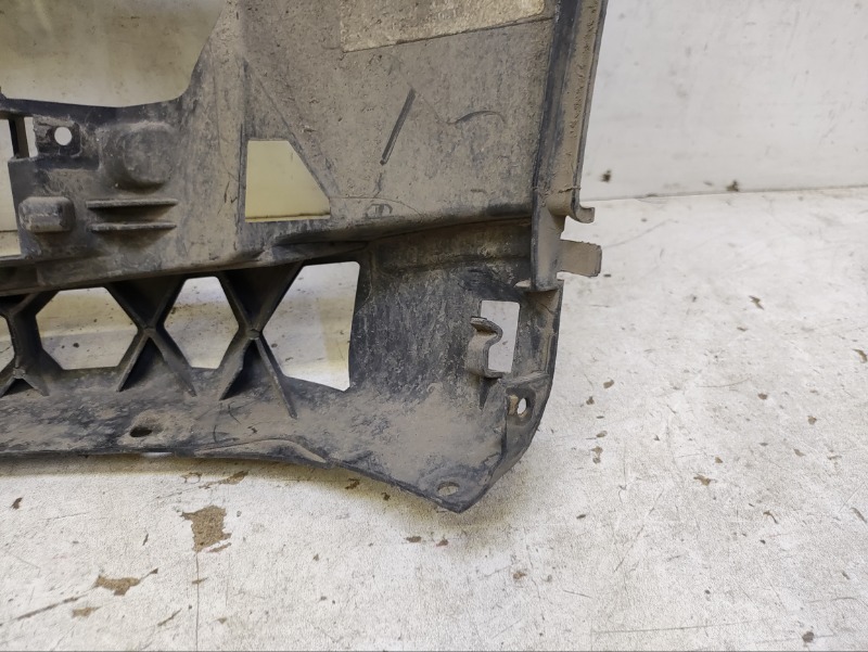 Кронштейн переднего бампера правый