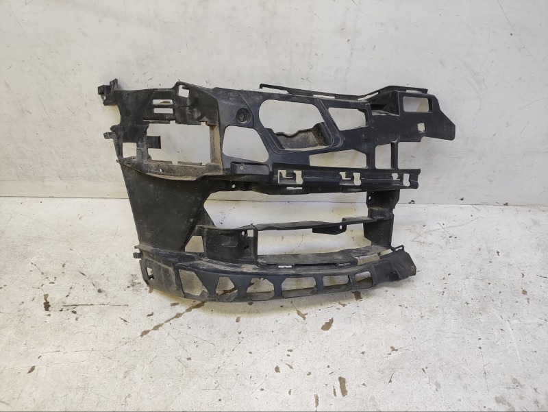 Кронштейн переднего бампера правый