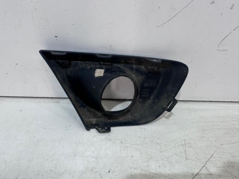 Рамка противотуманной фары правой