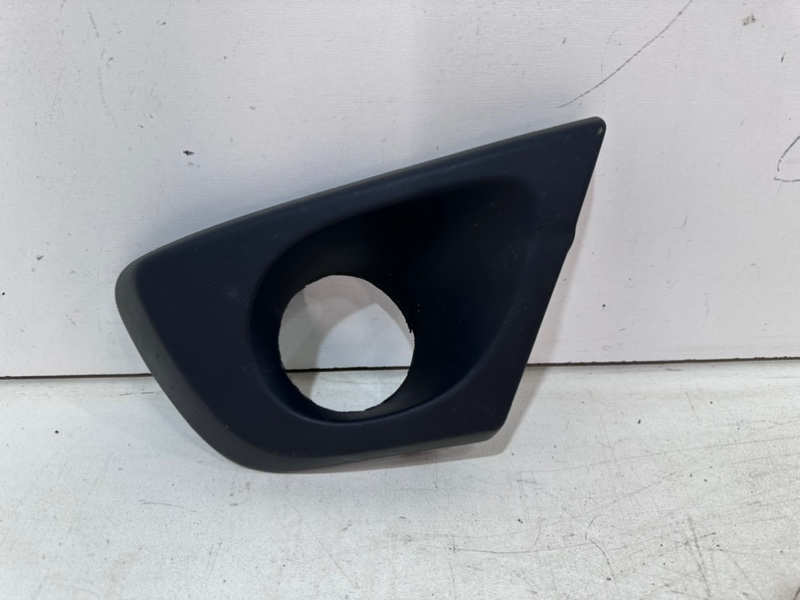 Рамка противотуманной фары правой