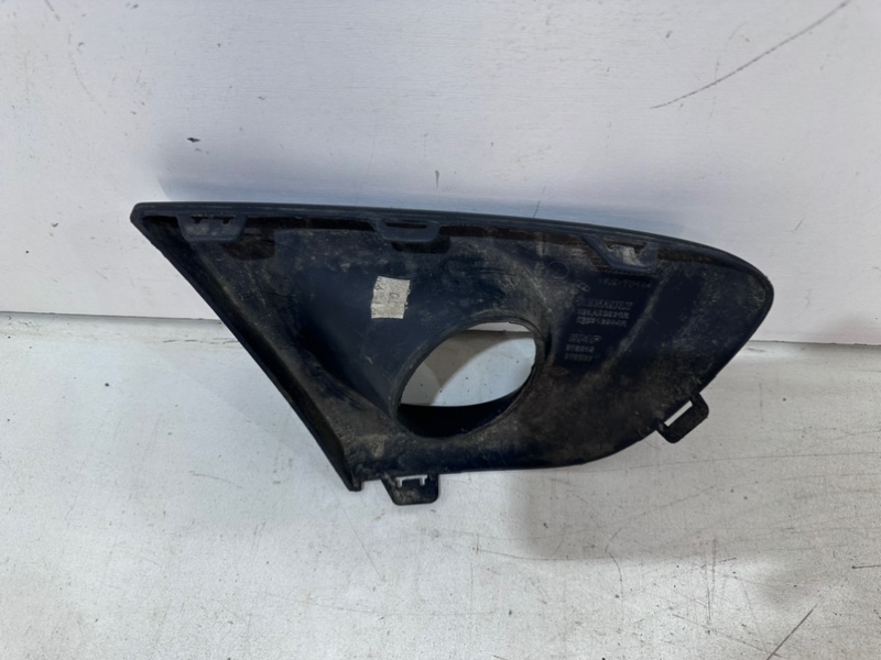 Рамка противотуманной фары правой