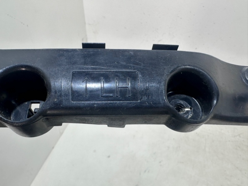 Кронштейн переднего бампера левый