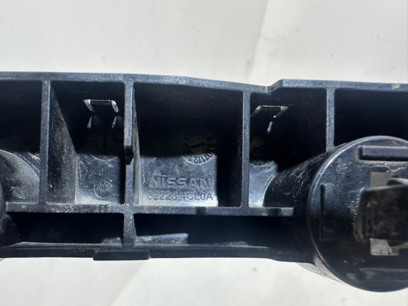 Кронштейн переднего бампера левый