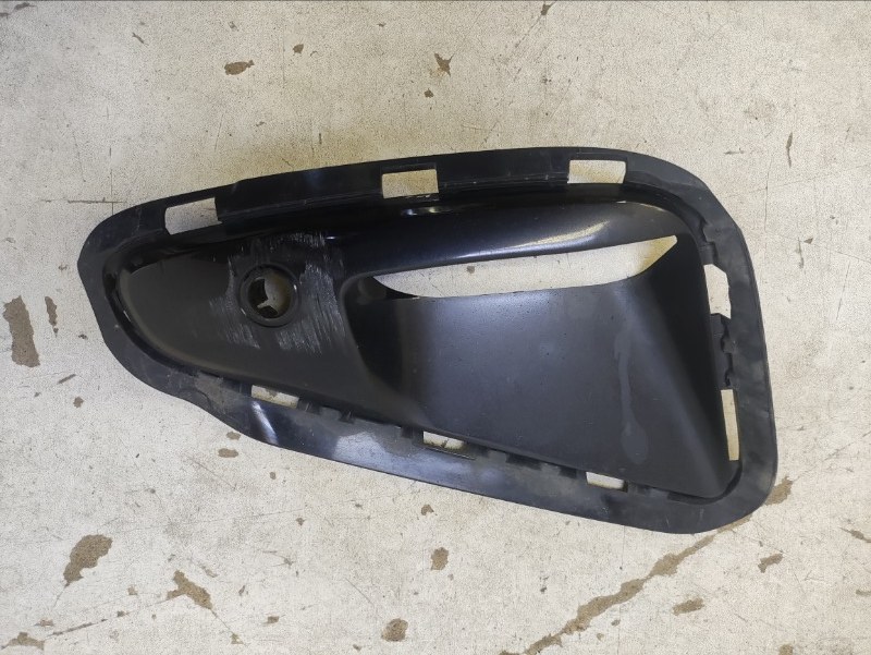 Рамка противотуманной фары левой