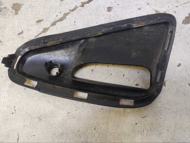 Рамка противотуманной фары левой