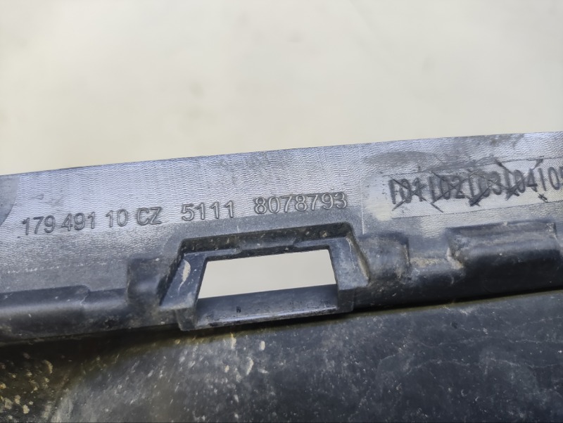 Рамка противотуманной фары левой