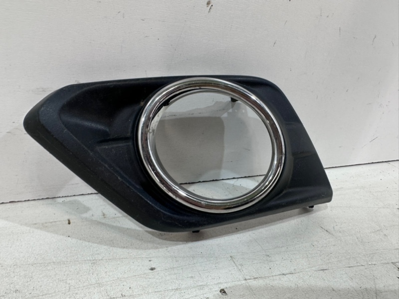 Рамка противотуманной фары левой