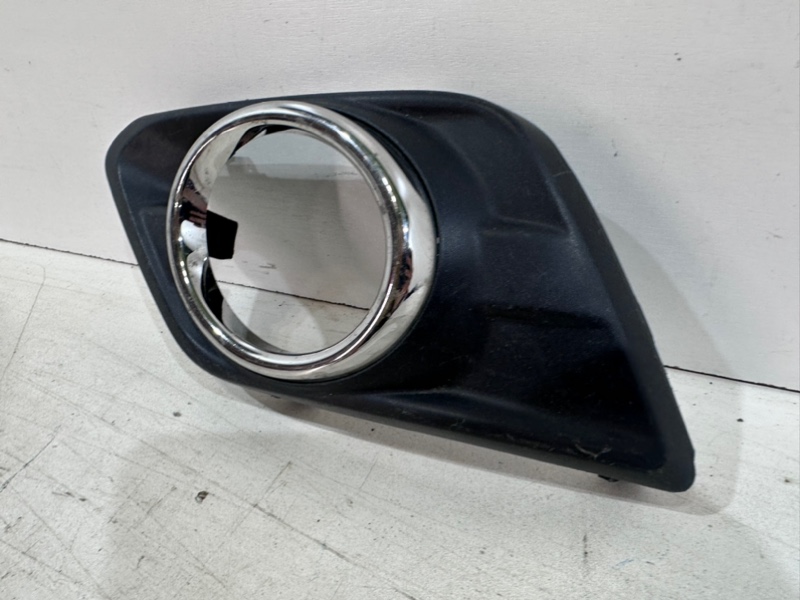 Рамка противотуманной фары левой