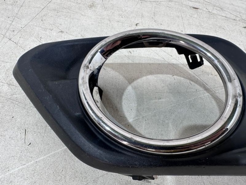 Рамка противотуманной фары левой