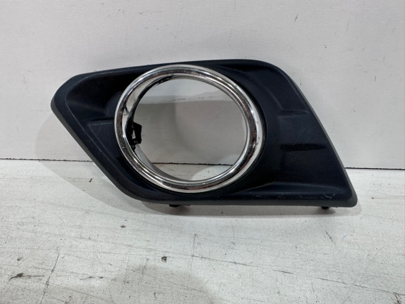 Рамка противотуманной фары левой