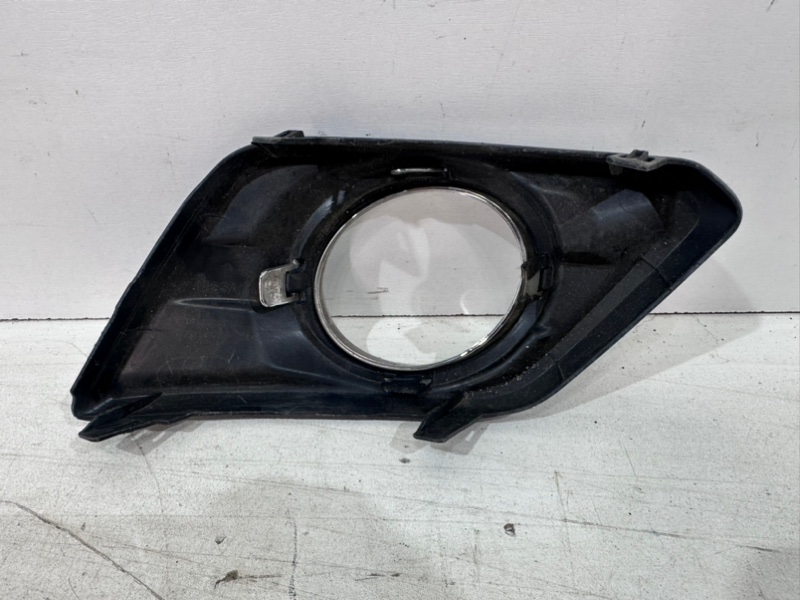 Рамка противотуманной фары левой