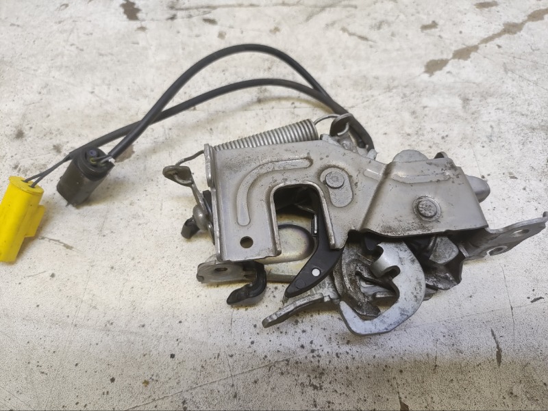 Замок капота