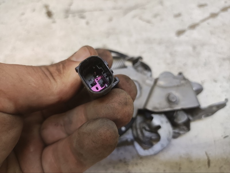 Замок капота