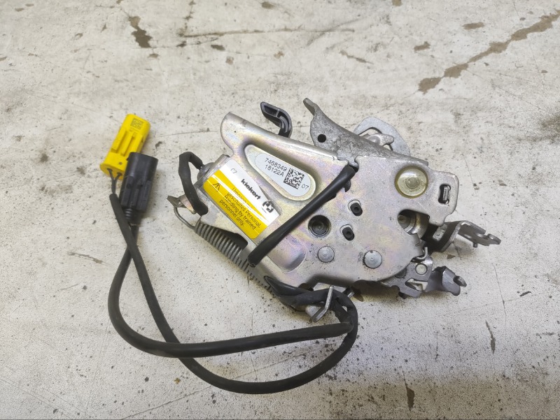 Замок капота