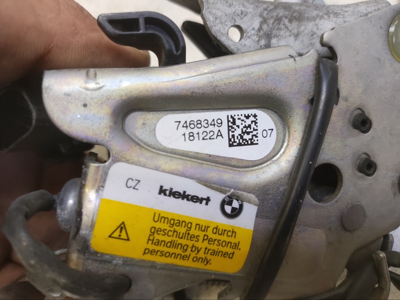 Замок капота