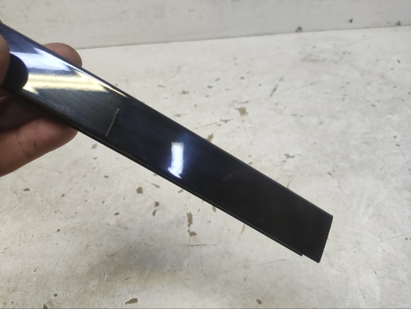 Направляющая стекла двери