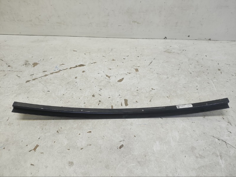 Направляющая стекла двери