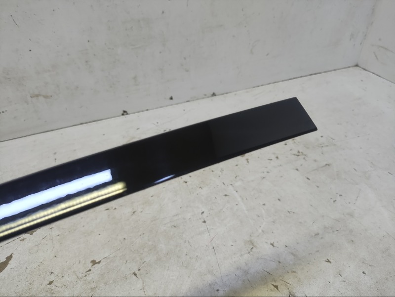 Направляющая стекла двери