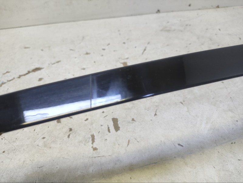 Направляющая стекла двери