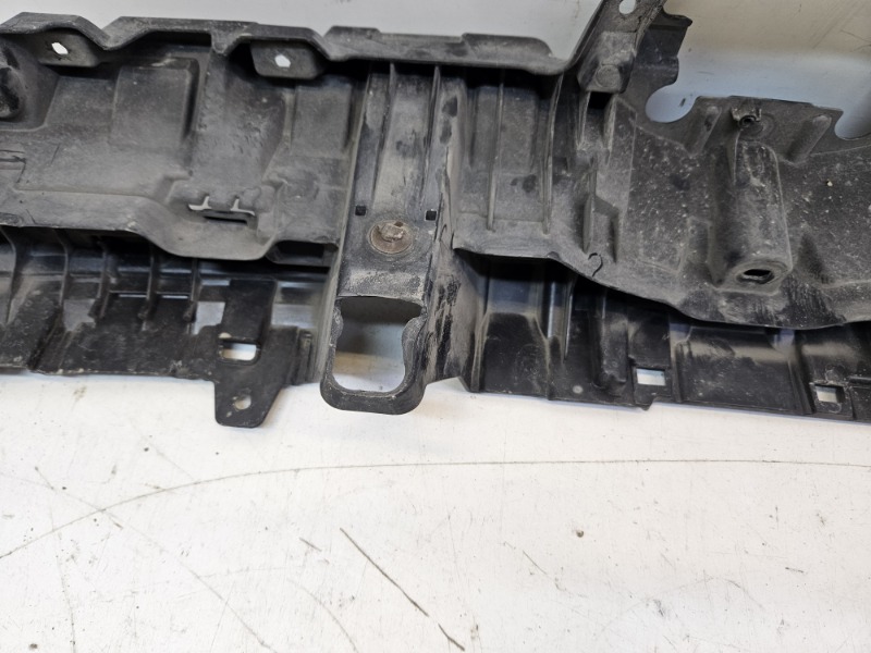 Кронштейн решетки радиатора