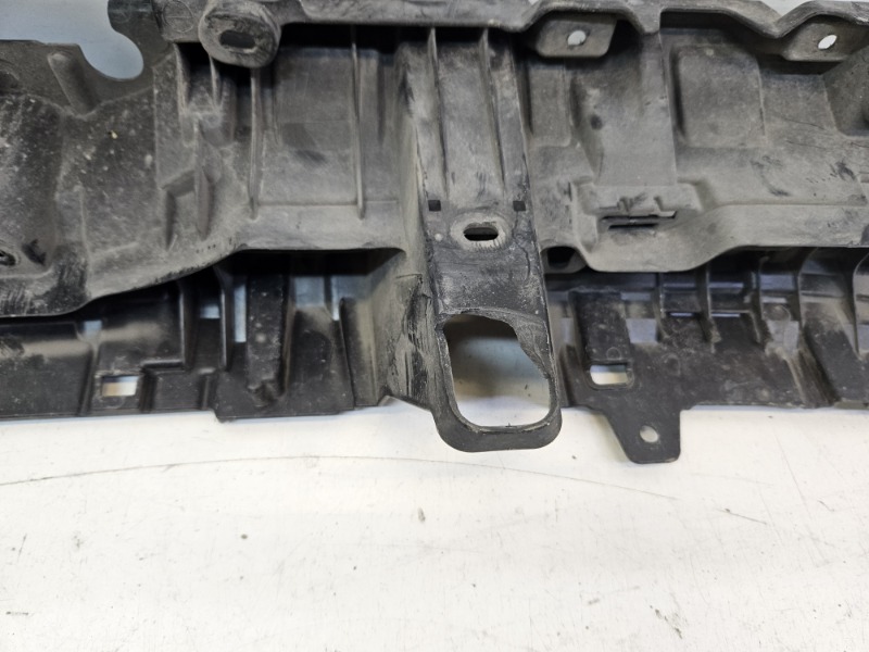 Кронштейн решетки радиатора