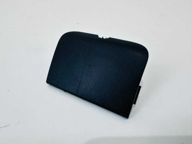 Заглушка буксировочного крюка