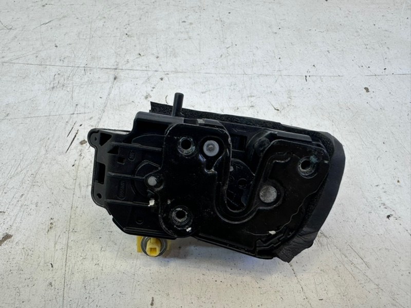 Замок двери задней правой