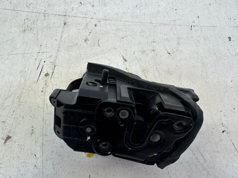 Замок двери задней правой