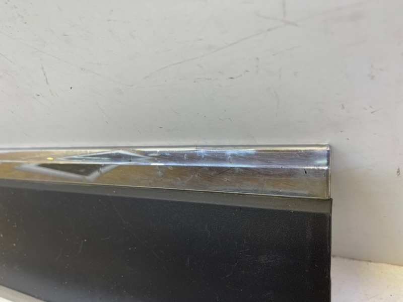 Накладка двери передней левой