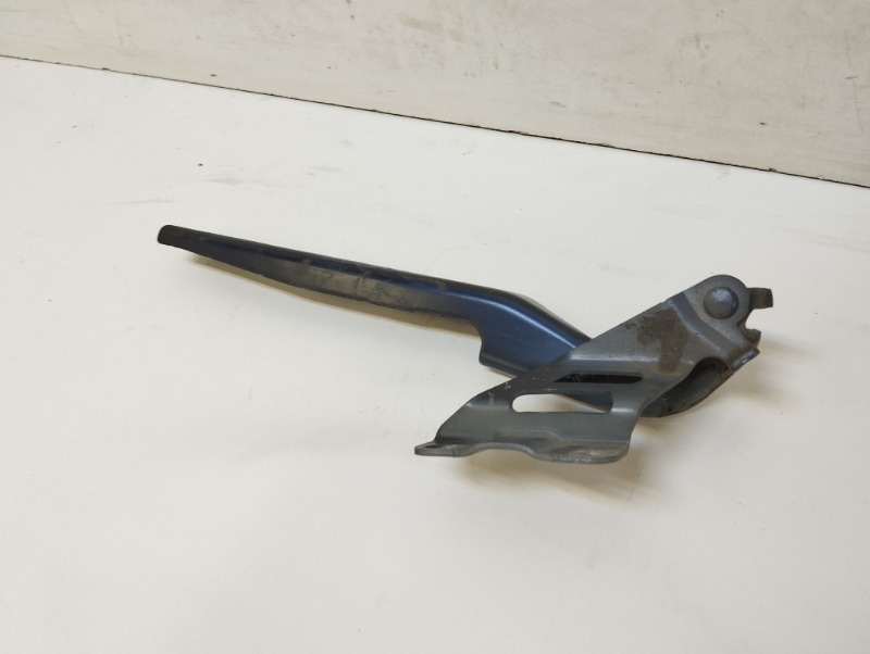 Петля капота левая