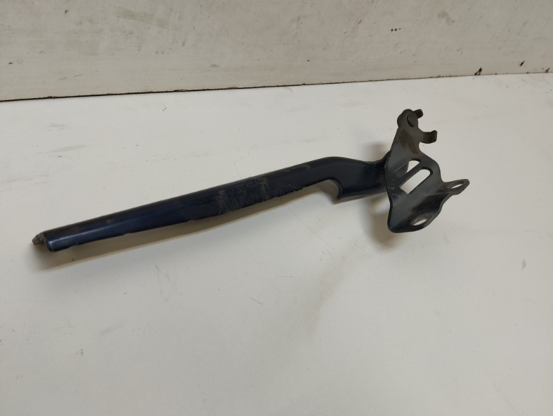 Петля капота левая