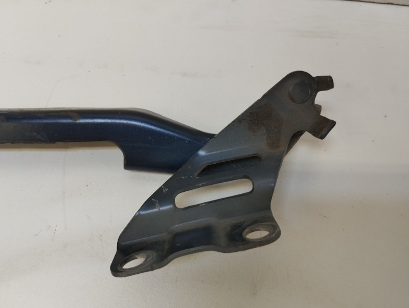 Петля капота левая