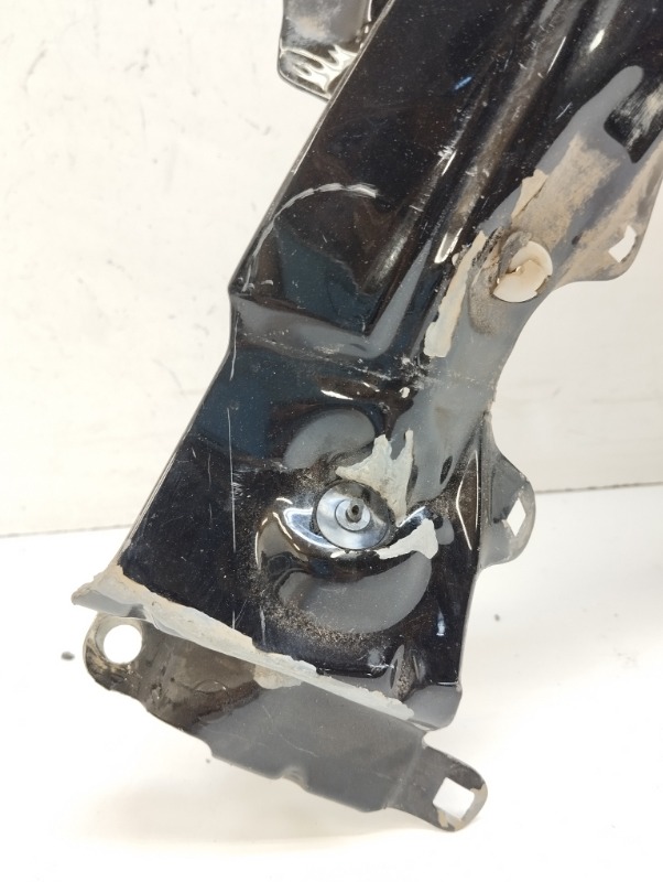 Крыло переднее правое