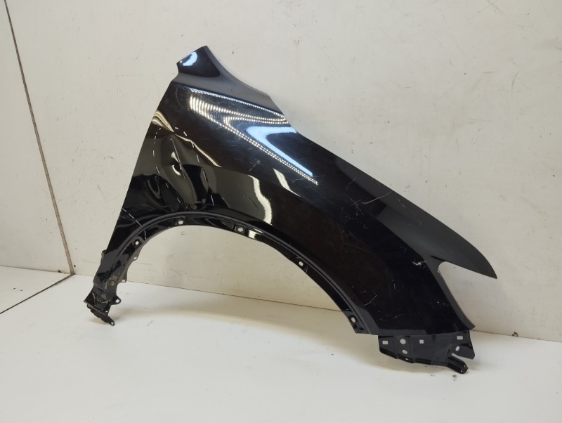 Крыло переднее правое