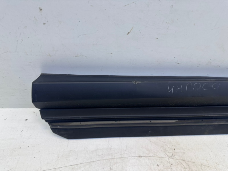 Накладка двери передней правой