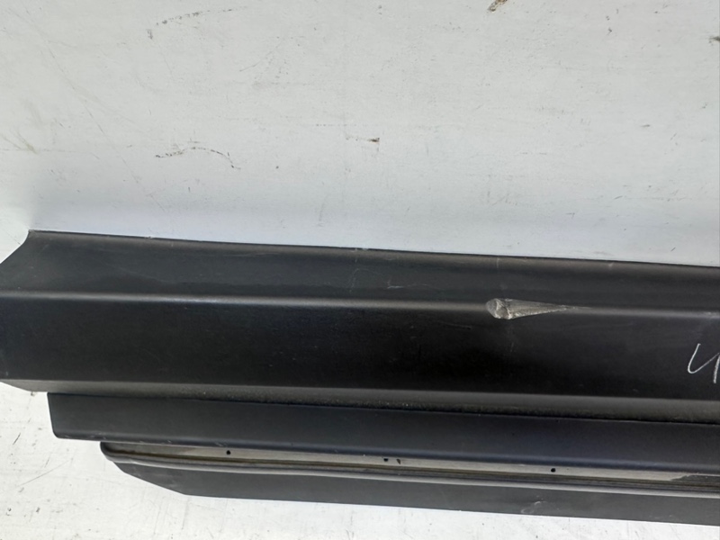 Накладка двери передней правой