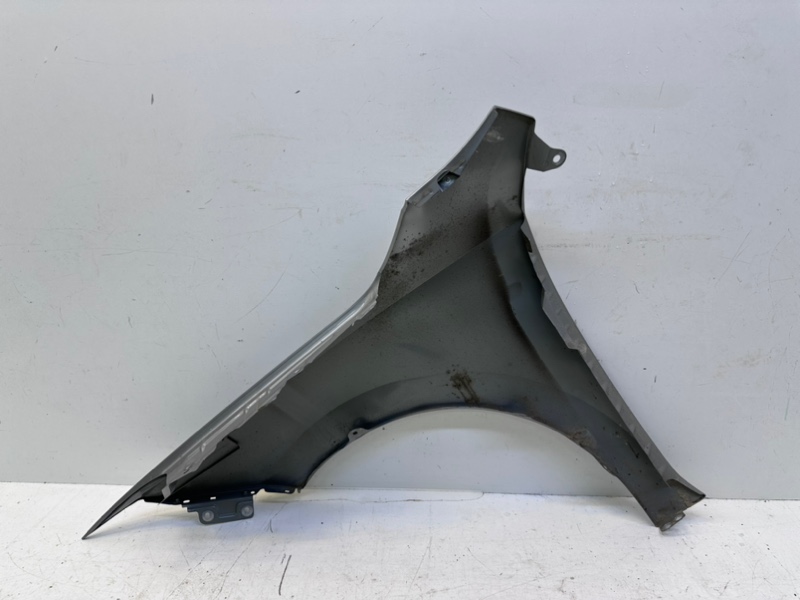 Крыло переднее правое