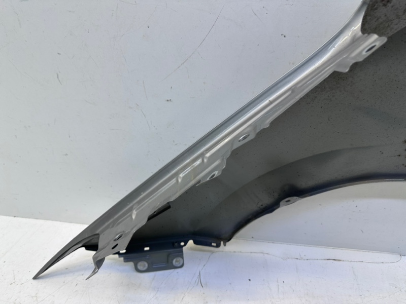 Крыло переднее правое