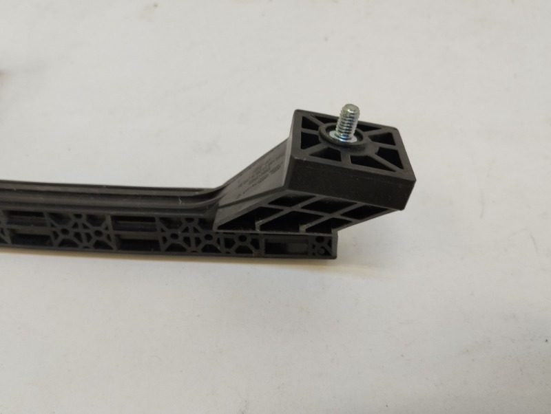 Направляющая стекла двери