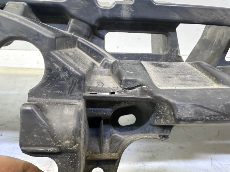 Кронштейн решетки радиатора