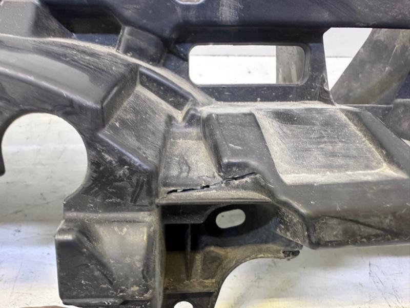 Кронштейн решетки радиатора