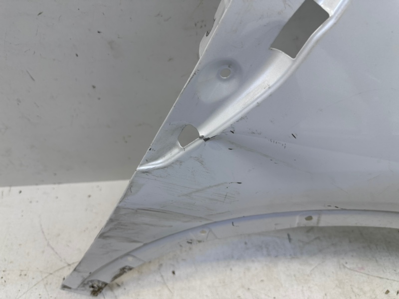 Крыло переднее правое