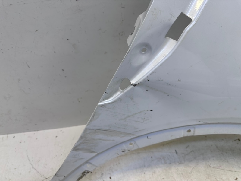 Крыло переднее правое